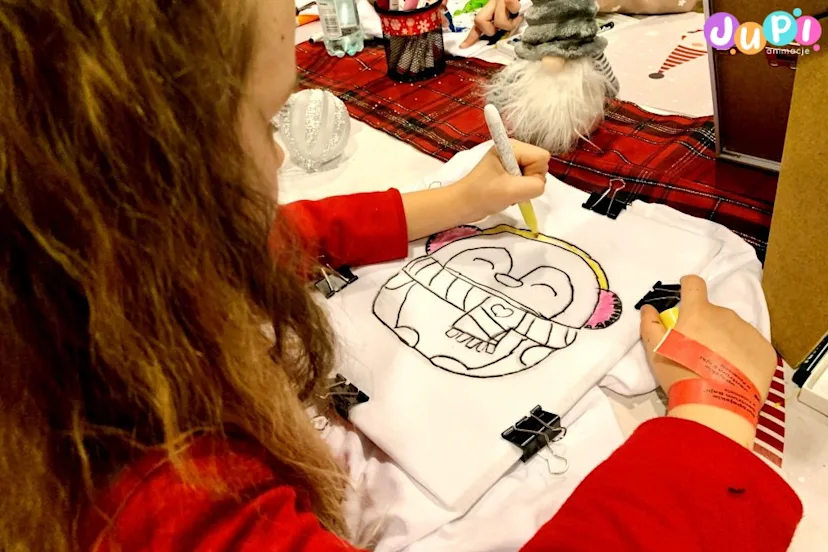 Warsztaty dekorowania koszulek Mikołajkowe warsztaty malowania koszulek podczas Mikołajek dla dzieci