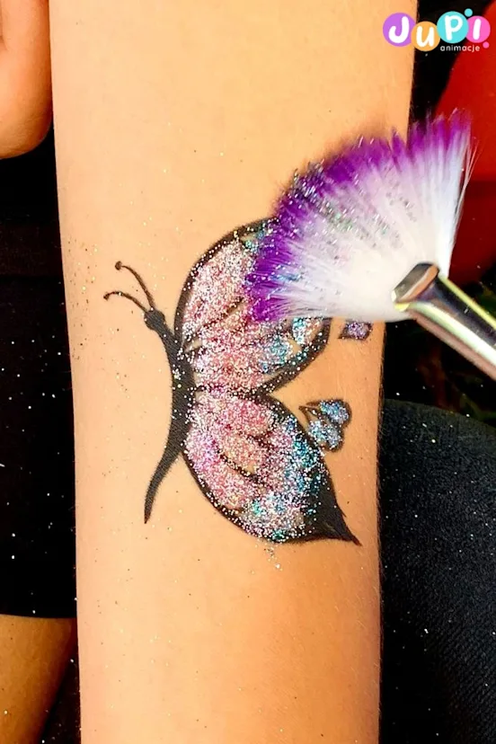stanowisko z tatuazami brokatowymi motyl jupi animacje