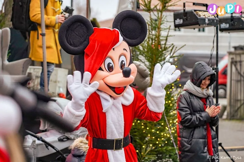 Myszka Miki na Mikołajkach Myszka Miki chodząca żywa maskotka podczas mikołajek dla dzieci