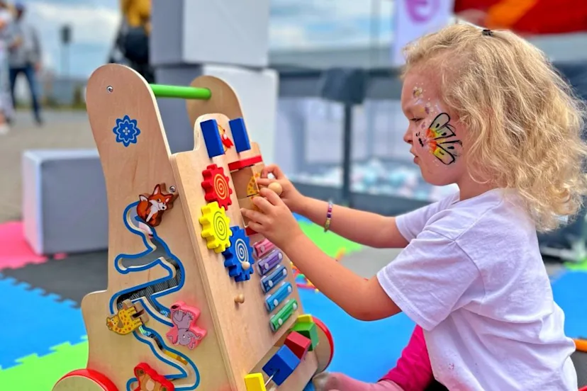 Panel interaktywny w strefie malucha Strefa malucha z zabawkami interaktywnymi
