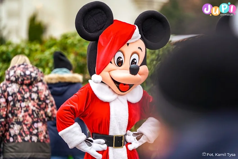Myszka Miki na mikołajkowym evencie Świąteczna chodząca żywa maskotka Myszka Miki