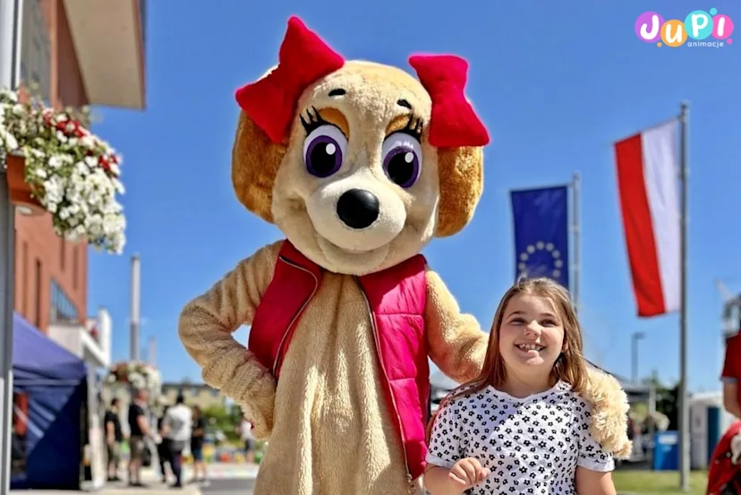 Piesek Suzi na spotkaniu z dziećmi Żywa maskotka Piesek Suzi na evencie Dnia Dziecka