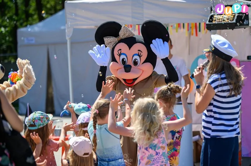 Morska animacji z Myszką Minnie Żywa maskotka Myszka Minnie na morskiej animacji dla dzieci