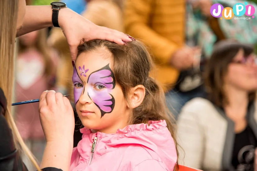 Malowanie twarzy motylek Malowanie twarzy dla dzieci podczas eventu z okazji Dnia Dziecka
