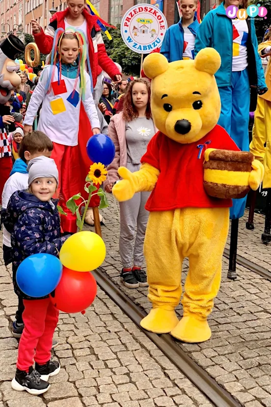 Żywe maskotki Kubuś Puchatek na bajkowej paradzie