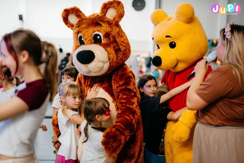 pluszowy mis zywa maskotka na imprezie (3)