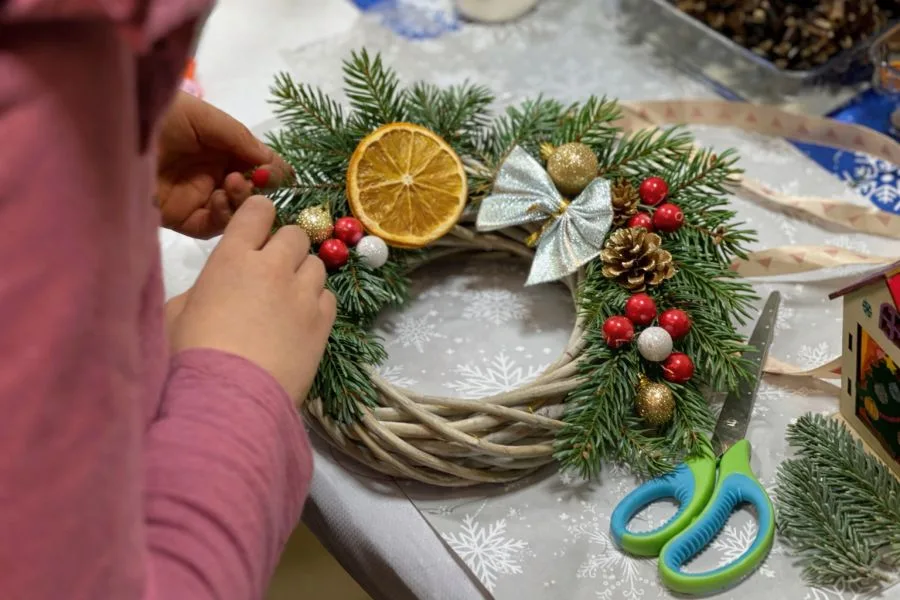 mikolajkowe warsztaty dekorowania swiatecznych stroikow