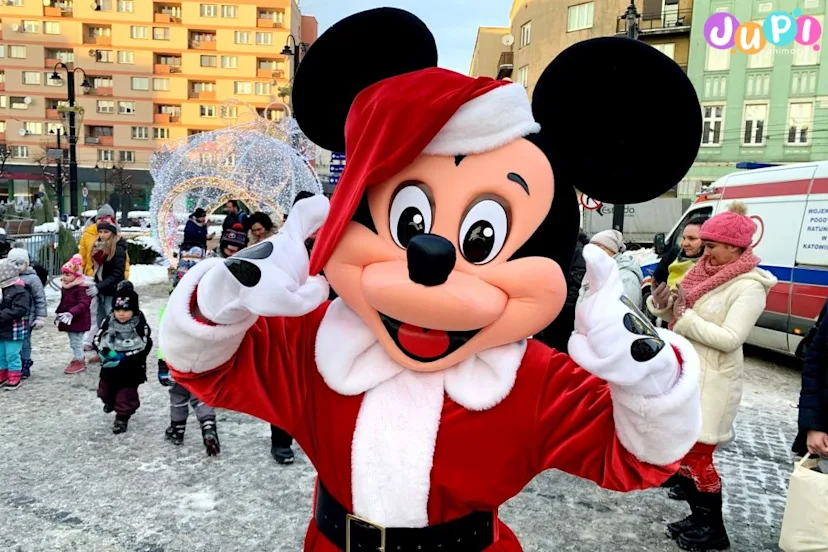 Żywa maskotka Myszka Miki na Mikołajkach dla dzieci Mikołajkowe spotkanie z żywą maskotką Myszką Miki