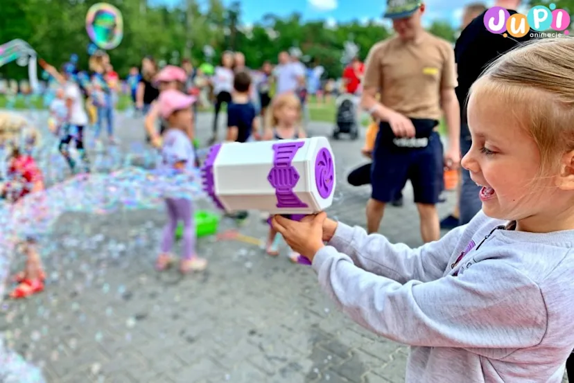 Pistolet do baniek podczas Bubble Show Pistolet do baniek podczas festiwalu baniek mydlanych dla dzieci