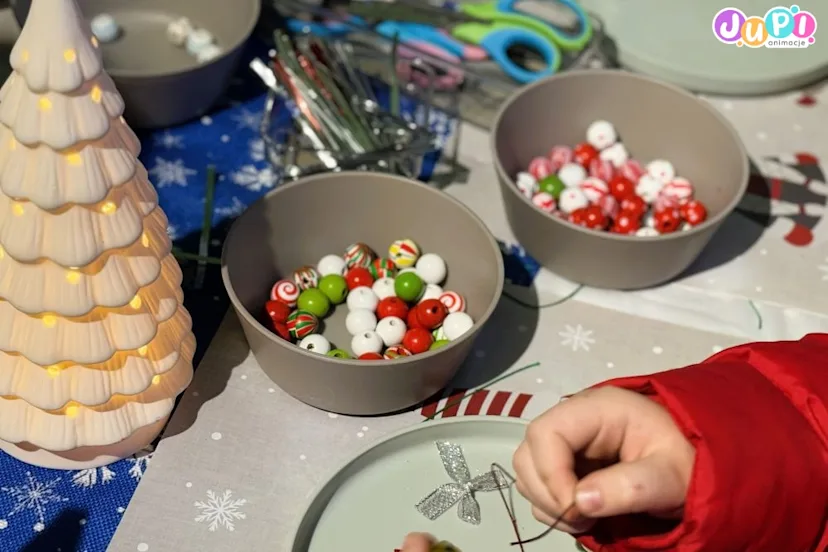 swiateczne warsztaty dla dzieci tworzenia mikolajkowych brelokow (1)