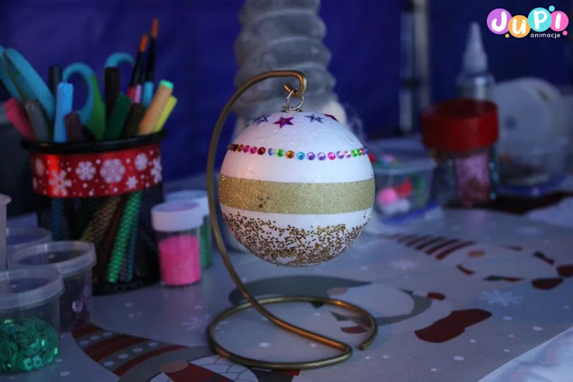 Warsztaty dekorowania bombek podczas Mikołajek Mikołajkowe warsztaty dekorowania bombek dla dzieci