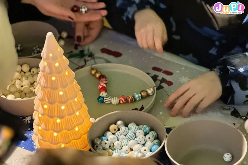 swiateczne warsztaty dla dzieci tworzenia mikolajkowych brelokow (2)