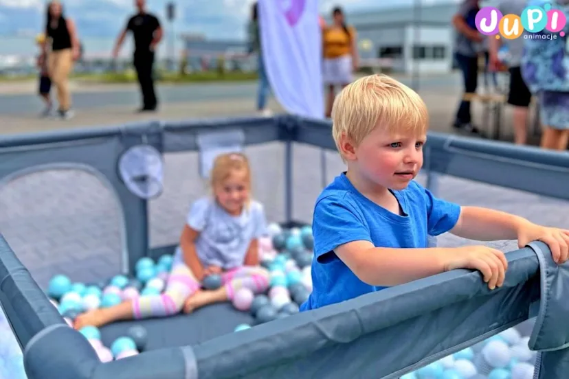 Dzieci w strefie malucha Strefa i kącik malucha podczas pikniku rodzinnego