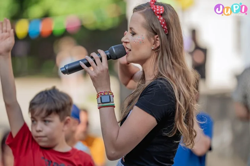 Animatorka prowadząca imprezę z okazji Dnia Dziecka