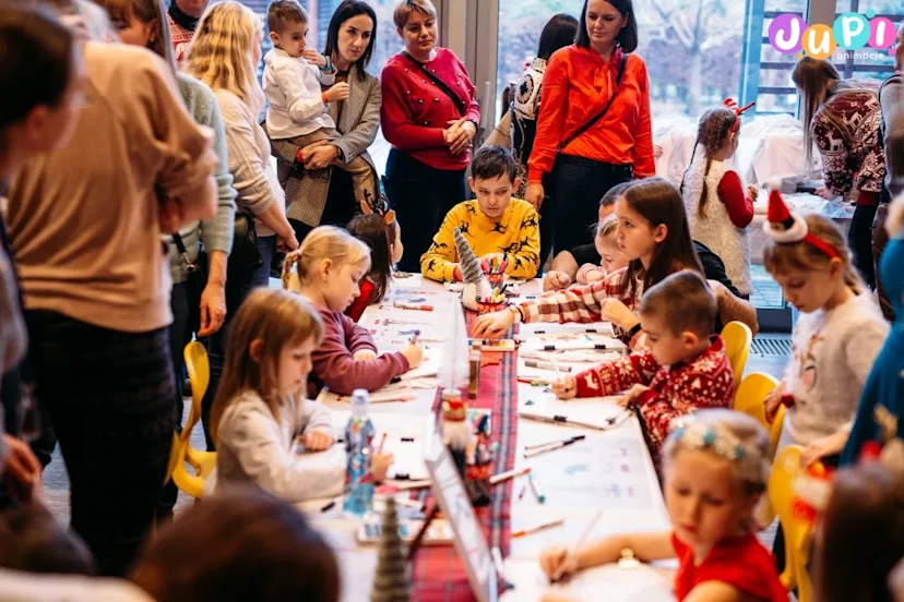 Warsztaty koszulek Warsztaty dekorowania i malowania koszulek podczas mikołajkowego eventu dla dzieci