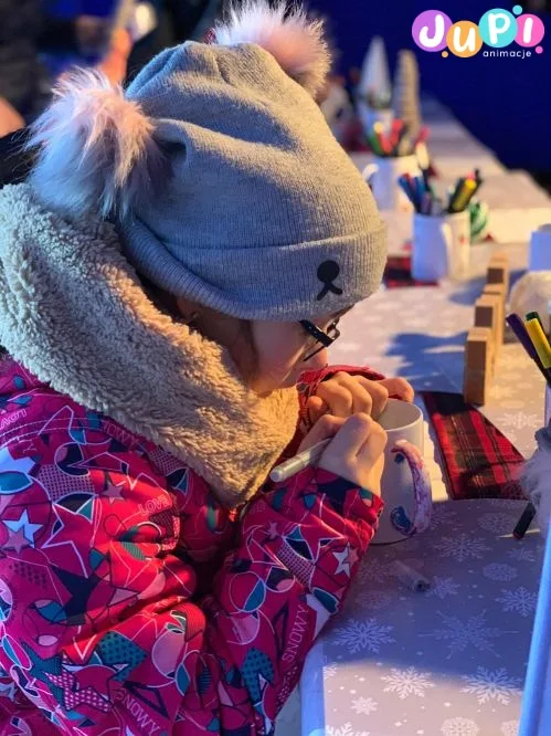 Warsztaty malowania kubków na plenerowych Mikołajkach