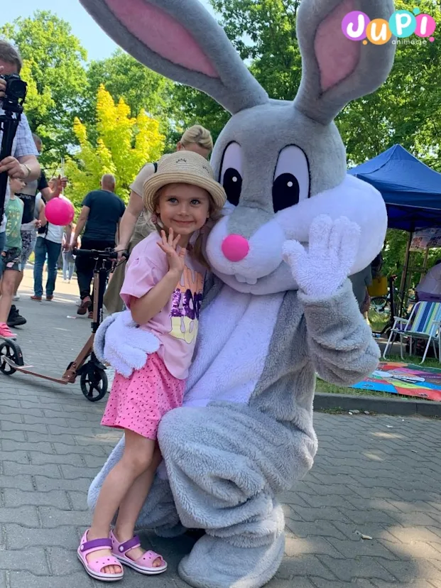 Żywa maskotka Królik Bugs na evencie z okazji Dnia Dziecka