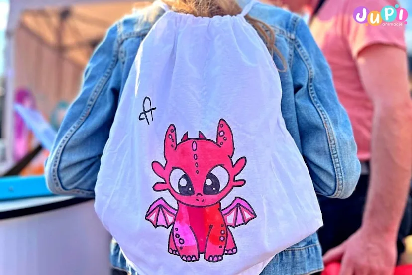 Worek sportowy z wymalowanym smokiem Warsztaty kreatywne malowanie worków sportowych jako atrakcja na imprezy