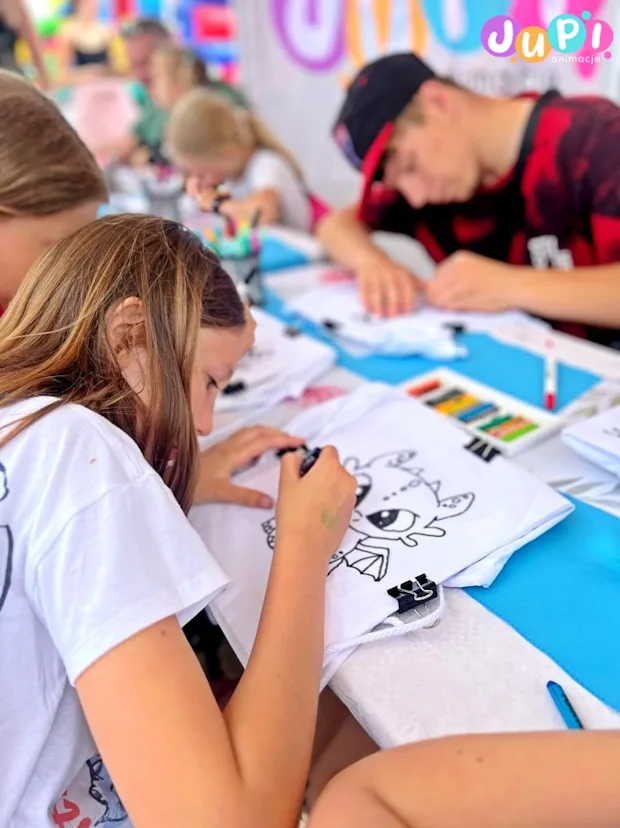 Dzieci i młodzież na warsztatach worków sportowych Warsztaty artystyczne dekorowanie worków sportowych dla dzieci i młodzieży