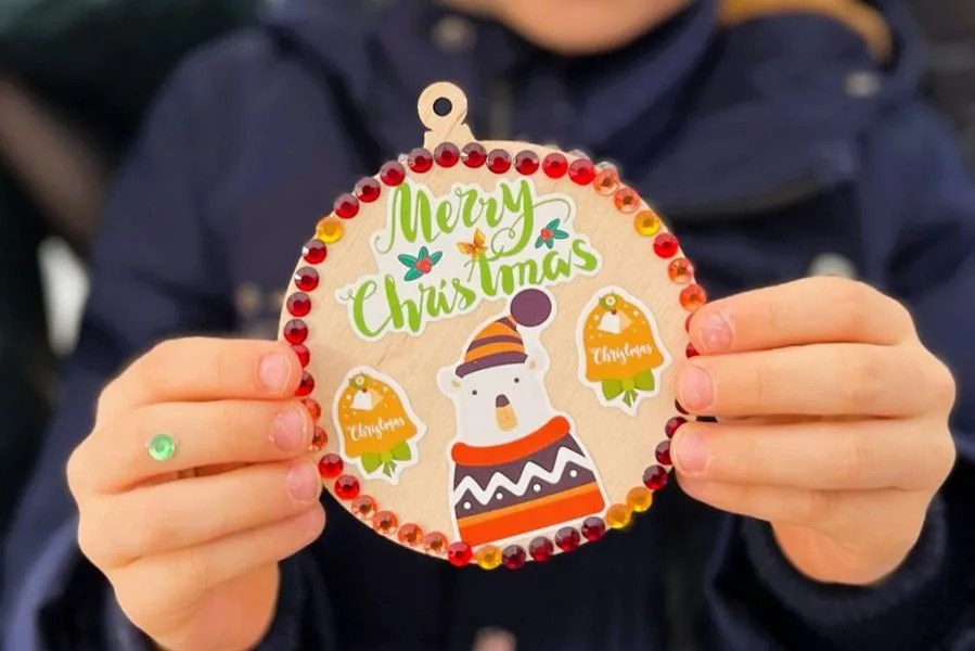 swiateczne warsztaty dekorowania drewnianych bombek (6)