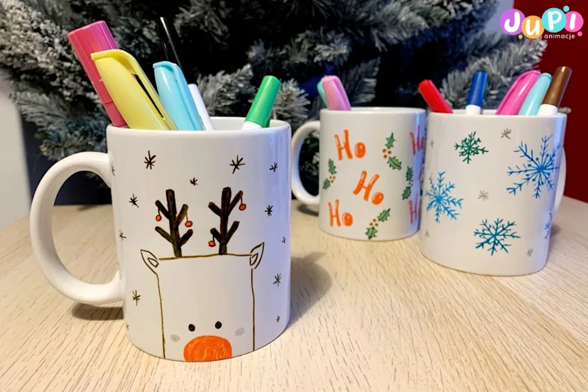 Malowanie kubków podczas warsztatów Warsztaty malowania kubków dla dzieci