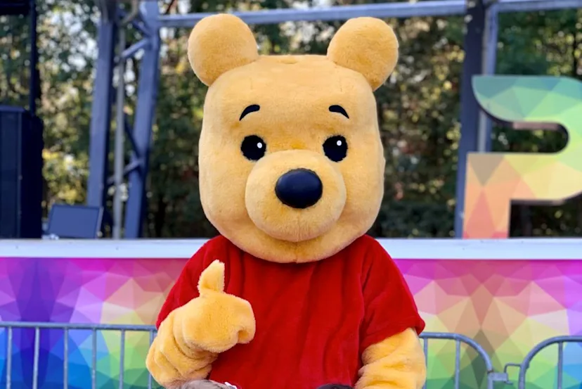 Kubuś Puchatek na pikniku rodzinnym Żywa maskotka miś Kubuś Puchatek to jedna z ulubionych postaci bajkowych