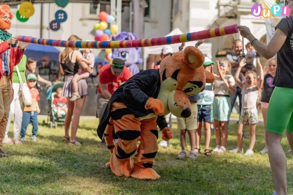 Żywa maskotka Tygrysek podczas animacji zabaw dla dzieci