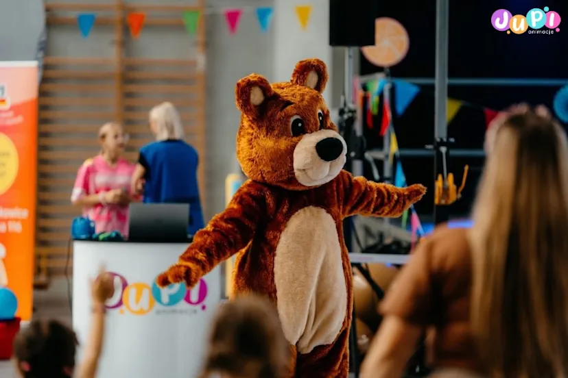 pluszowy mis zywa maskotka na imprezie (4)