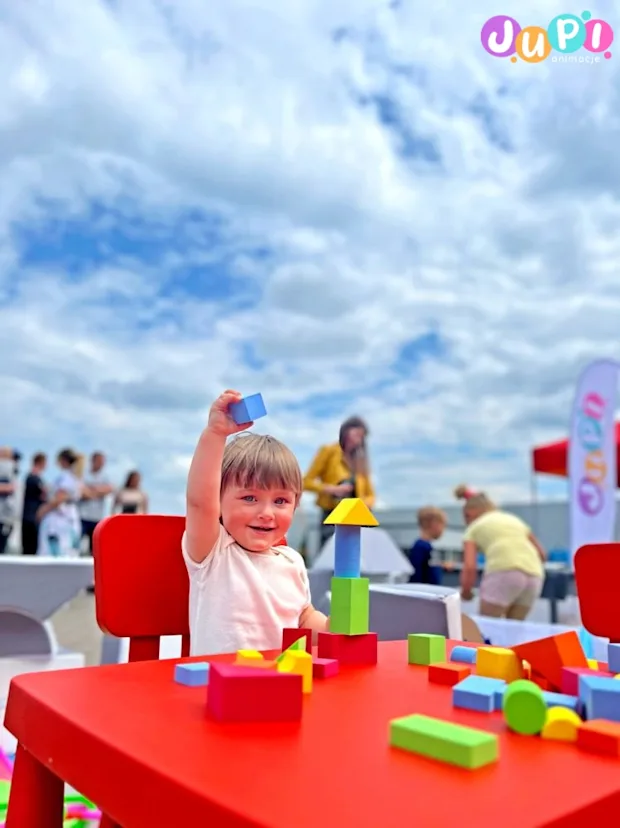 Dziecko bawiące się klockami piankowymi Strefa malucha z klockami piankowymi dla maluszków