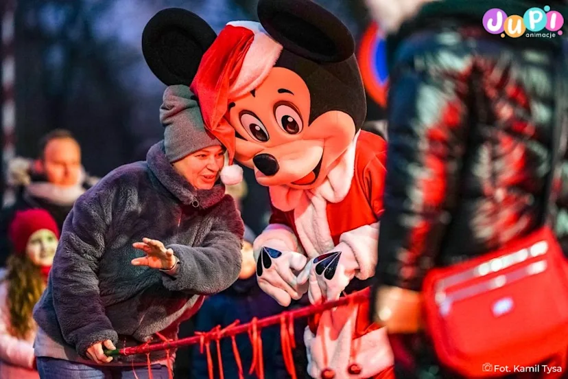 Myszka Miki podczas zimowej animacji zabaw Chodząca żywa maskotka Myszka Miki na mikołajkowej zabawie