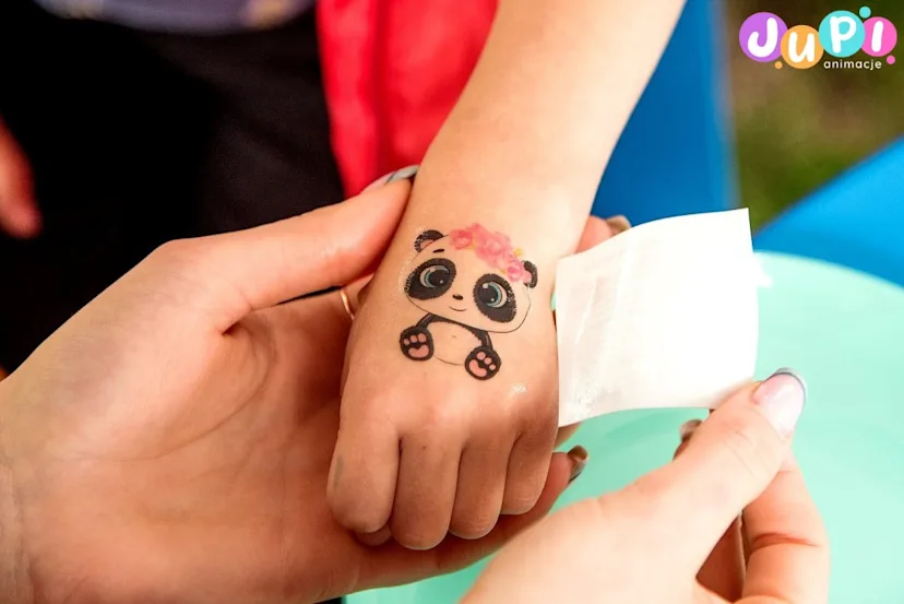 Stanowisko z tatuażami dla dzieci