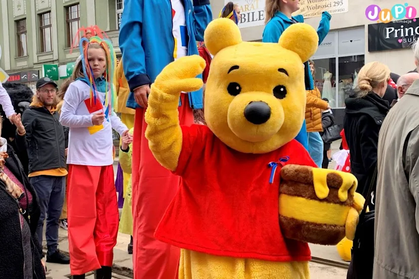 Żywa chodząca maskotka miś Kubuś Puchatek Chodząca żywa maskotka Miś Kubuś Puchatek na bajkowej paradzie z okazji święta miasta