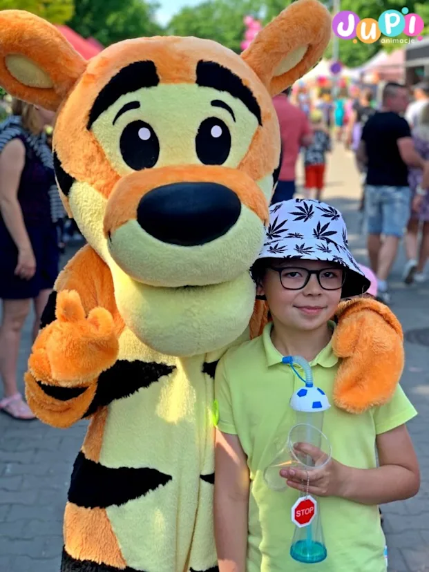 Tygrysek na pikniku rodzinnym Żywa maskotka Tygrysek na evencie z okazji Dnia Dziecka