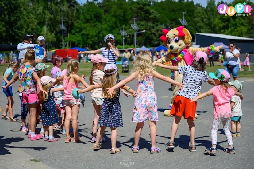 Morska przygoda dla dzieci Żywa maskotka Piesek Suzi podczas wakacyjnej animacji dla dzieci