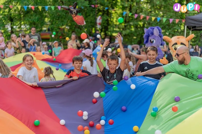 Zabawa z chustą Animacje zabaw z chustą klanza
