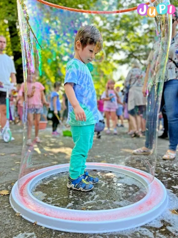 zamykanie w bankach bubble show