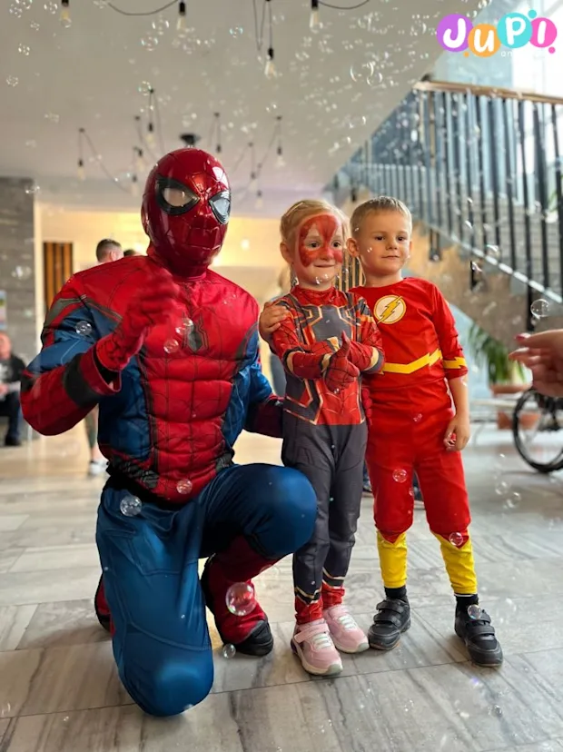 Spiderman w kinie na spotkaniu z dziećmi Żywa maskotka Spiderman podczas eventu dla dzieci