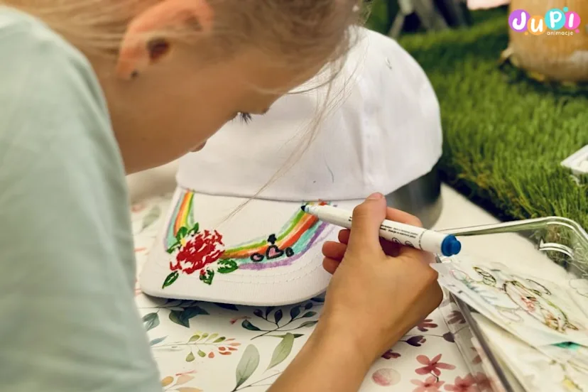 warsztaty kreatywne artystyczne dla dzieci czapki z daszkiem (1)