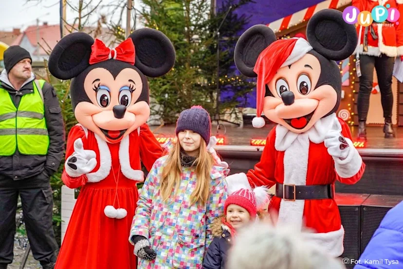 Myszka Minnie i Myszka Miki, nasze piękne żywe maskotki w świątecznym wydaniu Świąteczne chodzące żywe maskotki Myszka Minnie i Myszka Miki na Mikołajkach