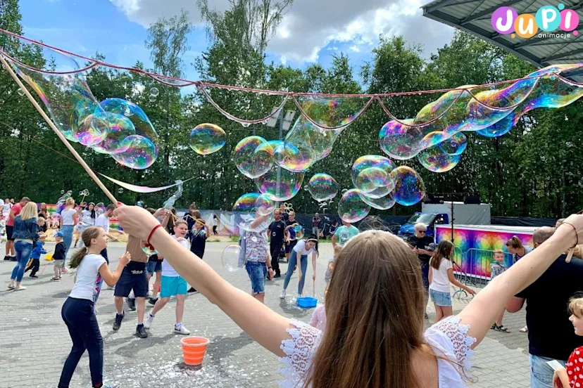 Ogromne bańki mydlane podczas festiwalu baniek mydlanych