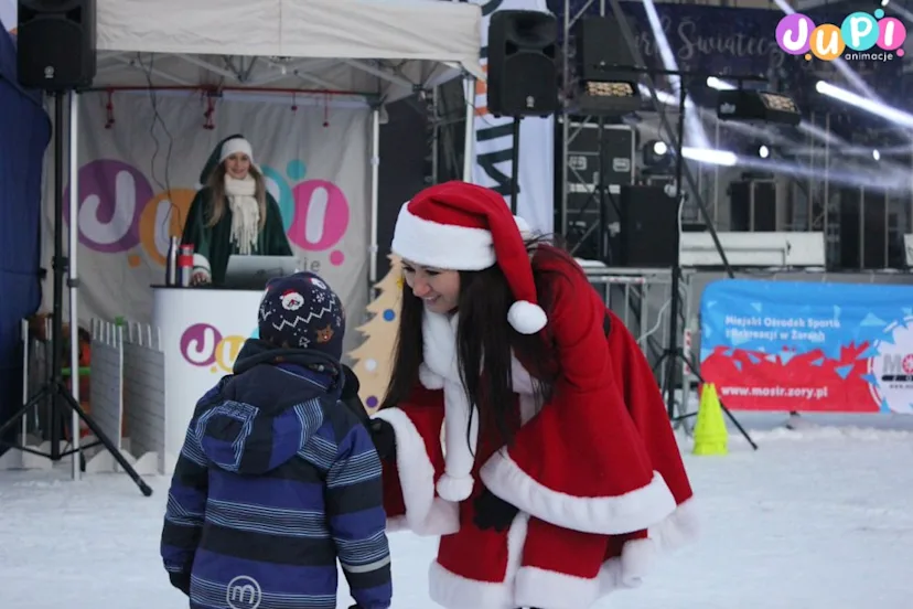 Mikołajki w plenerze Śnieżynka prowadząca mikołajkową zabawę dla dzieci
