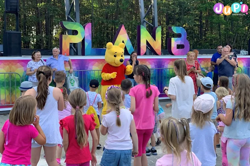 Kubuś Puchatek chodząca maskotka na animacji zabaw dla dzieci