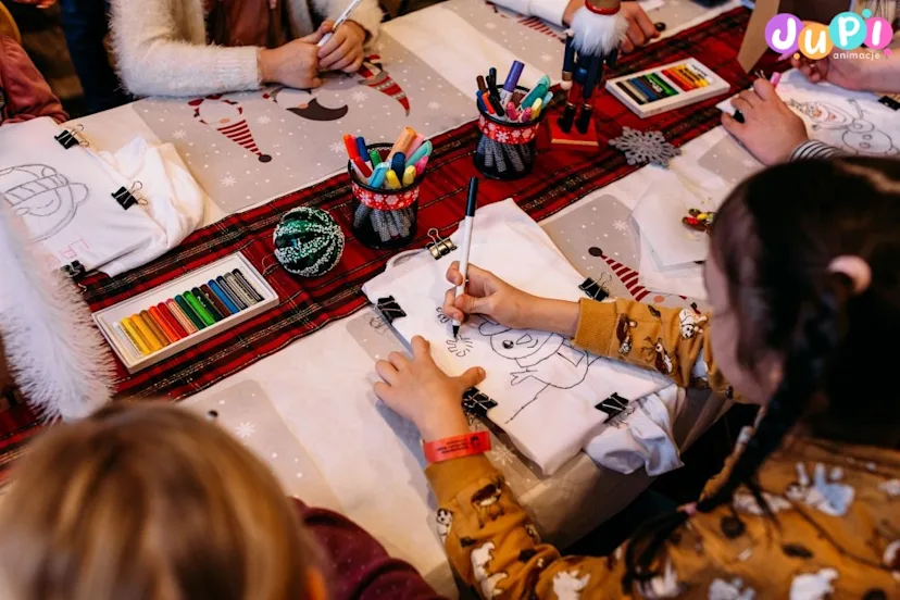 Mikołajkowe warsztaty dla dzieci Mikołajkowe warsztaty malowania świątecznych koszulek