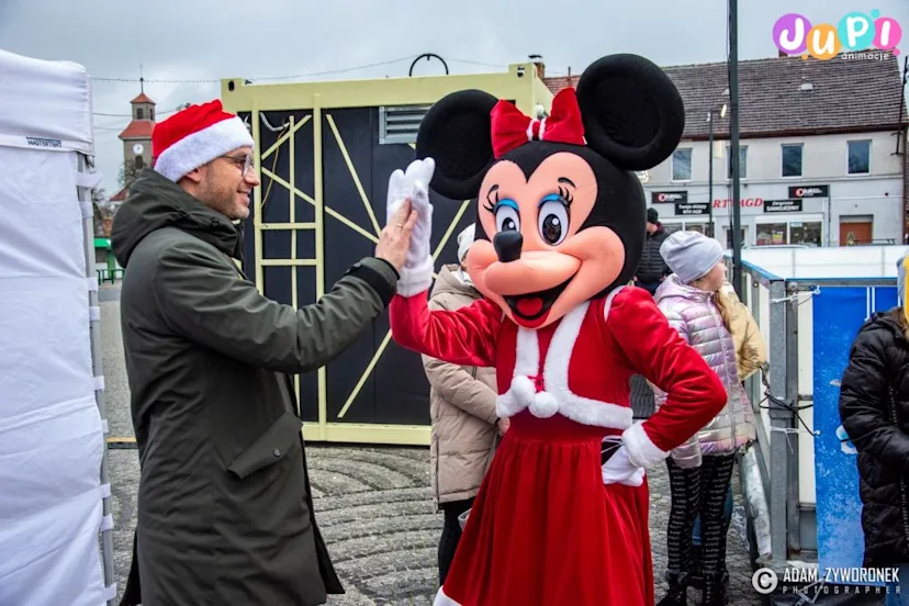 Spotkanie z Myszka Minnie Chodząca żywa maskotka Myszka Minnie na mikołajkowej zabawie
