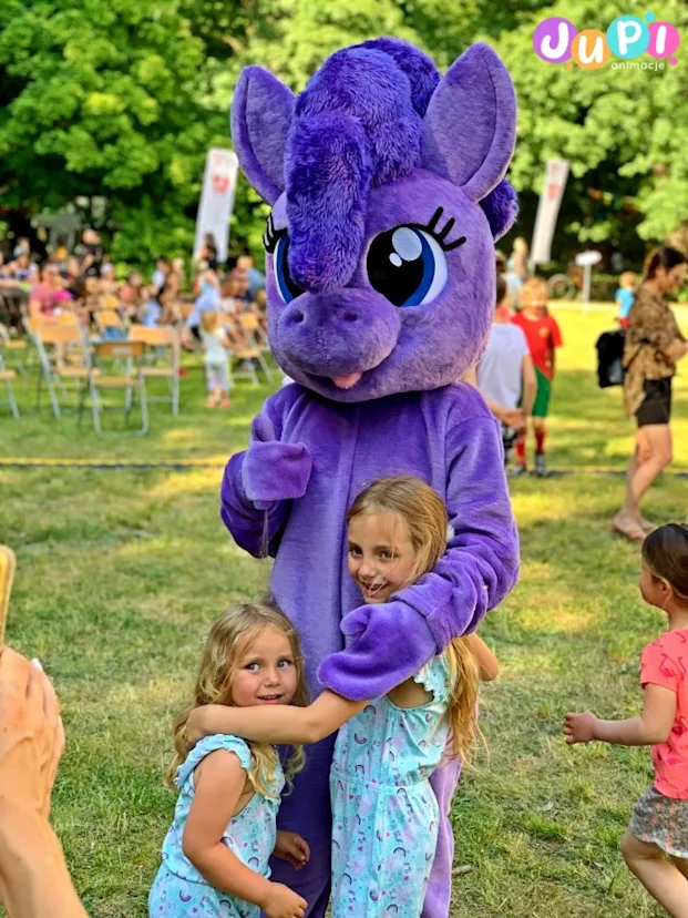 Kucyk Pony przytulany na zdjęciu Żywa maskotka Kucyk Pony jako atrakcja na imprezy dla dzieci