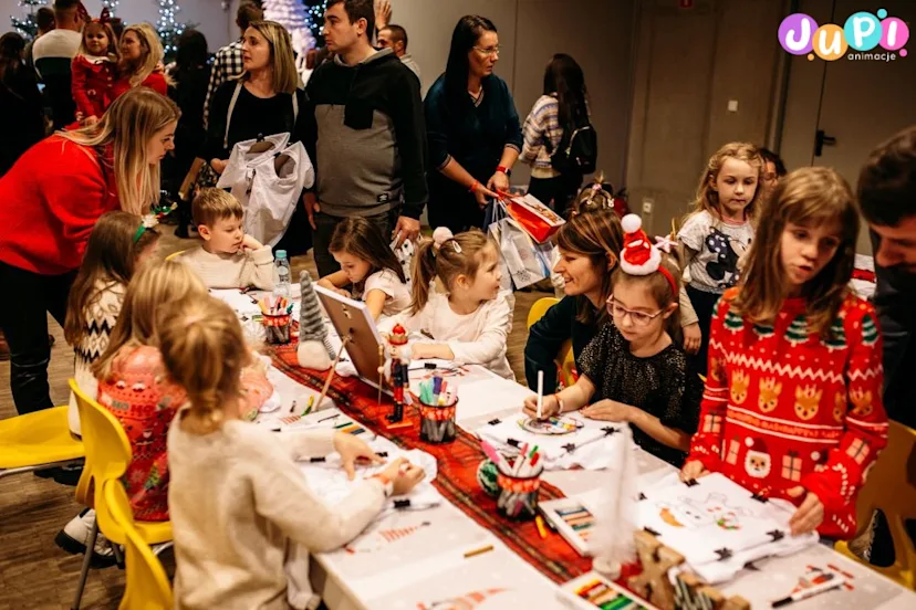 Kreatywne warsztaty malowania kubków podczas eventu mikołajkowego Świąteczne warsztaty artystyczne dla dzieci i całych rodzin