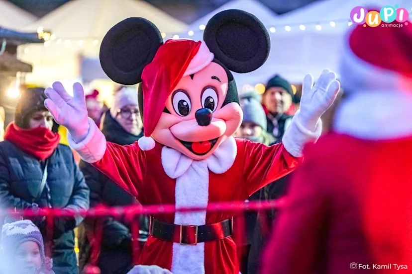 Świąteczna żywa maskotka Myszka Miki na mikołajkowej animacji zabaw Zimowa mikołajkowa animacja zabaw z żywą maskotką Myszką Miki