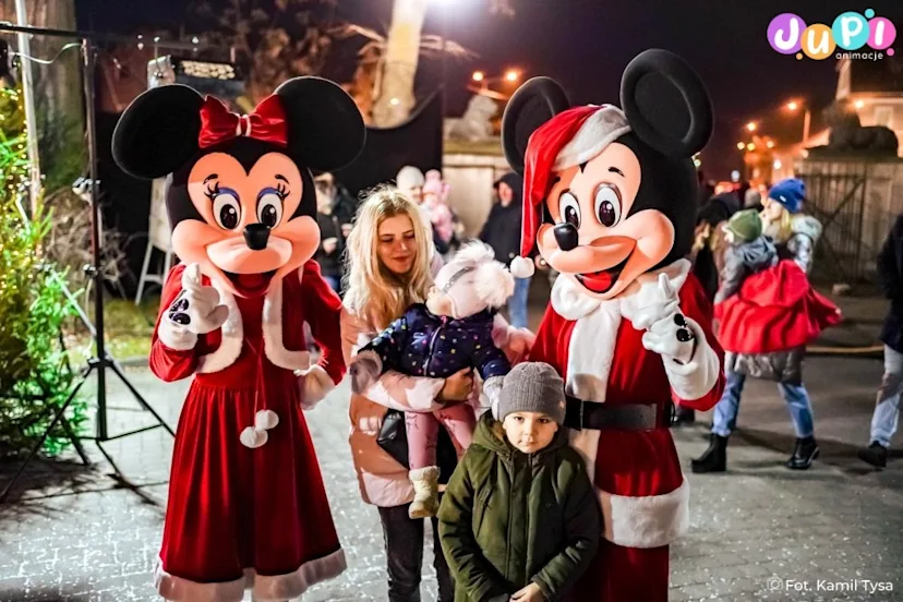 Żywe maskotki Myszka Miki i Myszka Minnie pozujące do zdjęć na mikołajkowym evencie Wynajem żywych maskotek na Mikołajki Myszka Minnie i Myszka Miki