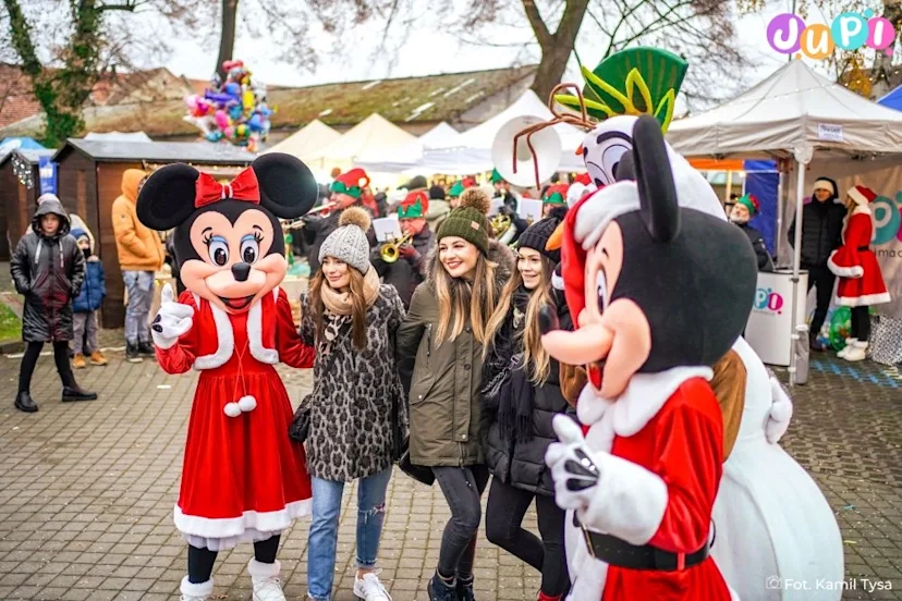 Spotkanie z żywymi maskotkami na Jarmarku świątecznym Świąteczne żywe maskotki Myszka Minnie Myszka Miki Bałwan Olaf podczas Jarmarku Bożonarodzeniowego