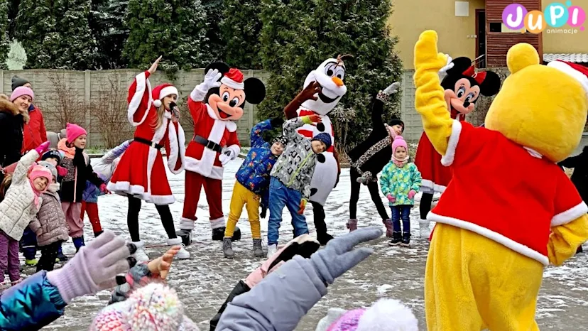 Mikołajkowa zabawa z postaciami z bajek Mikołajkowa animacja zabaw z żywymi maskotkami